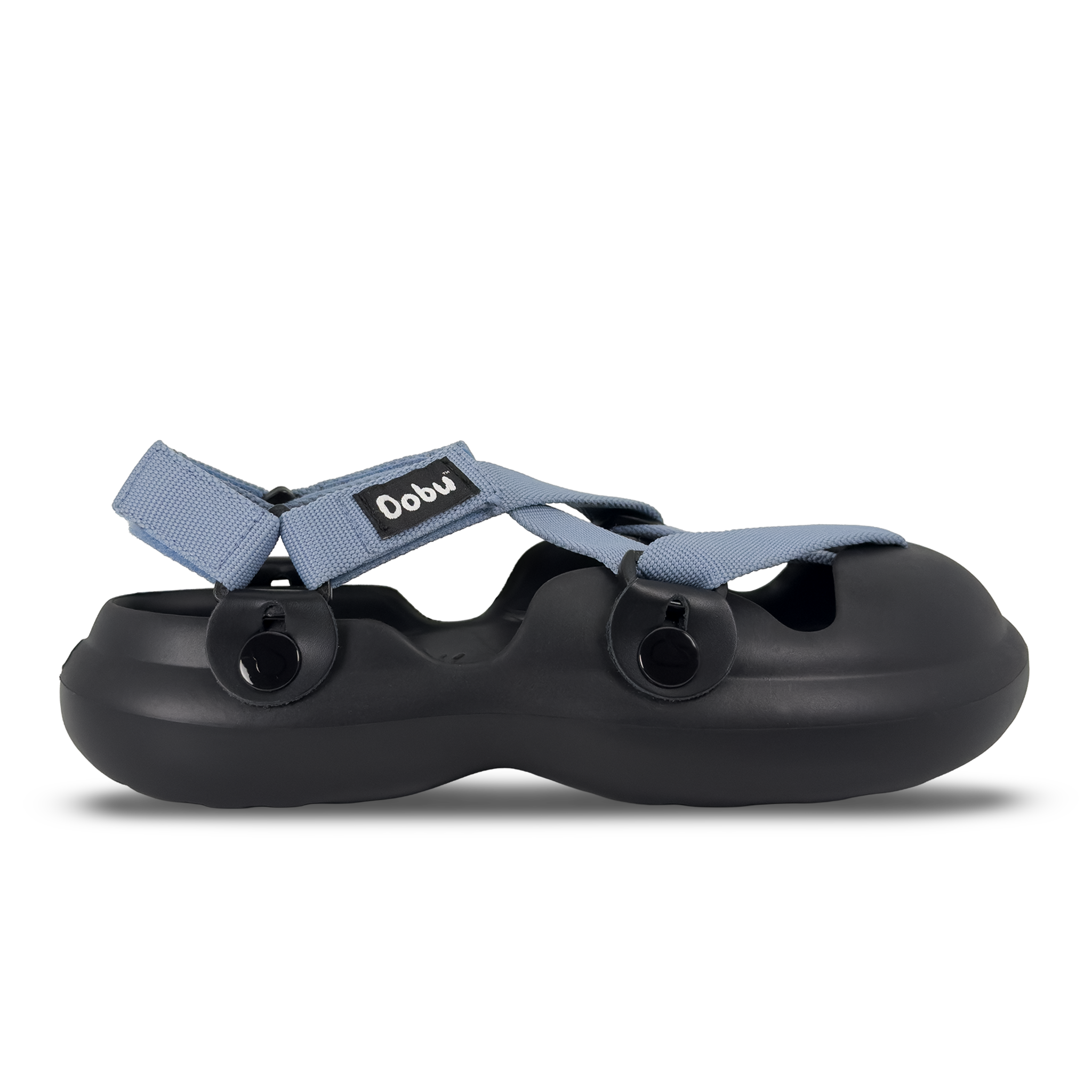 Scarpa sabot nera con pelle bianca e nastri rosa e azzurri ispirati agli anni Novanta, suola barefoot in EVA